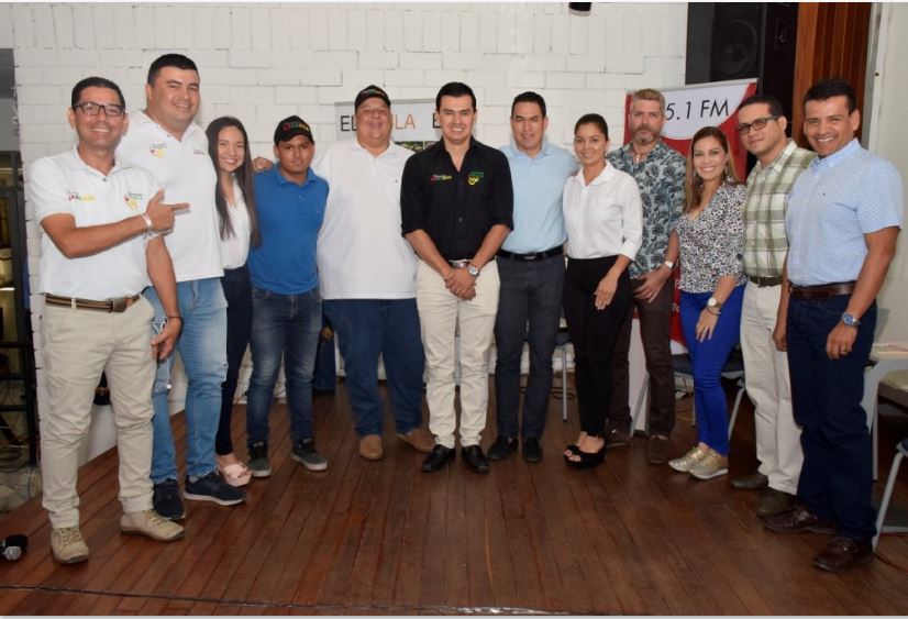 German Casagua Bonilla del colectivo ‘Acciones por Neiva’ con sus simpatizantes de campaña.